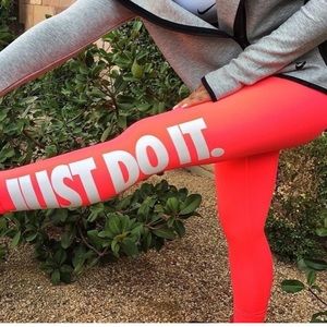 NWT Nike Mezzo Hyperwarm Leggings - Size Small